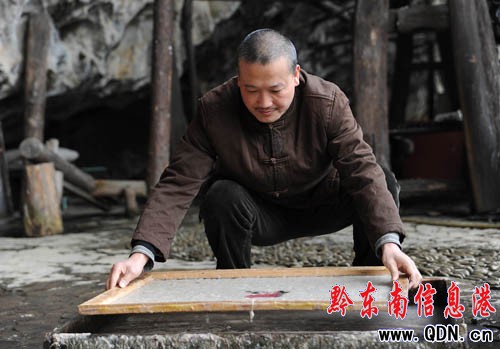 中國著名畫家崔自墨體驗(yàn)丹寨石橋古紙(圖)