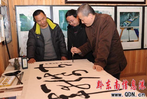 中國著名畫家崔自墨體驗(yàn)丹寨石橋古紙(圖)