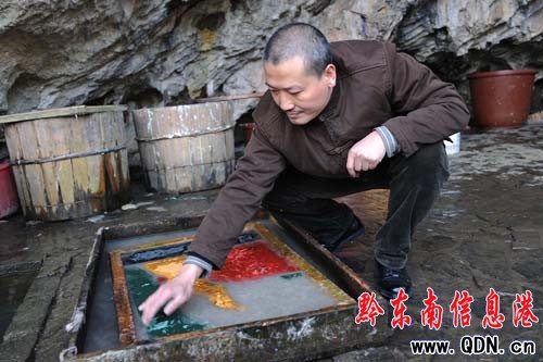 中國著名畫家崔自墨體驗(yàn)丹寨石橋古紙(圖)