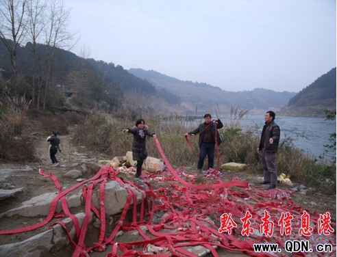 錦屏縣質監局銷毀不合格煙花爆竹(圖)