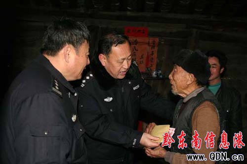 黔東南州交警支隊(duì)深入幫扶點(diǎn)開展訪貧問苦活動(dòng)