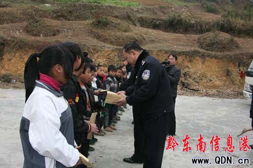 黔東南州交警支隊(duì)深入幫扶點(diǎn)開展訪貧問苦活動(dòng)