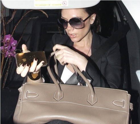 貝嫂懷孕不懼玩手機 走后門搞黃金iphone(圖)