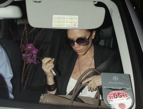 貝嫂懷孕不懼玩手機 走后門搞黃金iphone(圖)