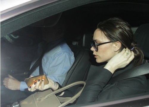 貝嫂懷孕不懼玩手機 走后門搞黃金iphone(圖)