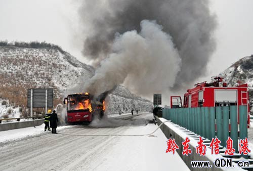 高速公路大客車燃燒 三穗消防成功處置(圖)