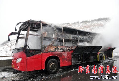 高速公路大客車燃燒 三穗消防成功處置(圖)