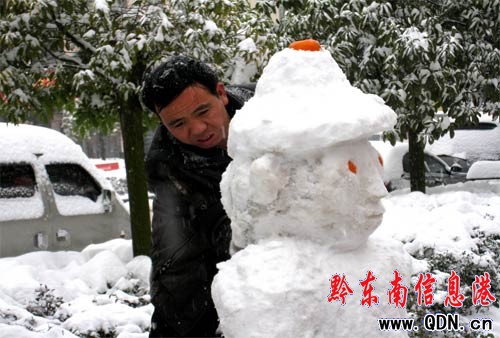 瑞雪普降岑鞏 群眾出門“戲”雪(圖)