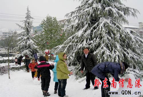 瑞雪普降岑鞏 群眾出門“戲”雪(圖)