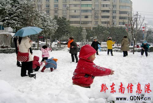 瑞雪普降岑鞏 群眾出門“戲”雪(圖)
