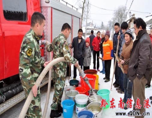 群眾飲水困難 黎平消防頂雪送水(圖)