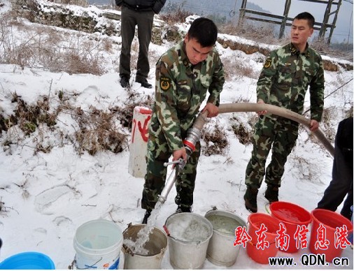 群眾飲水困難 黎平消防頂雪送水(圖)