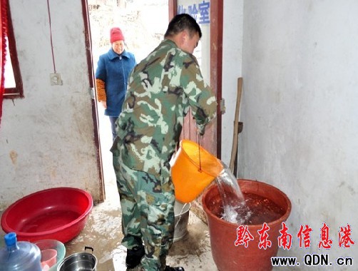 群眾飲水困難 黎平消防頂雪送水(圖)