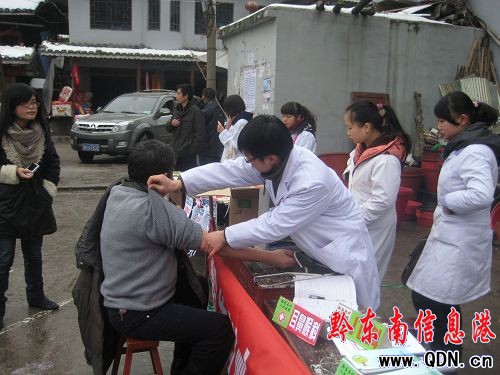 耿生茂出席2011年黔東南州文化、科技、衛生、法律“四下鄉”啟動儀式暨示范活動