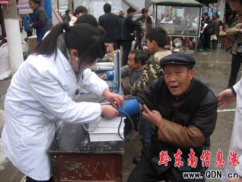 耿生茂出席2011年黔東南州文化、科技、衛生、法律“四下鄉”啟動儀式暨示范活動