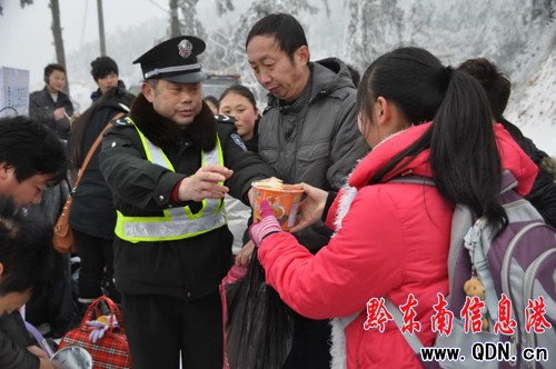 �׹�ɽ´����ѩ�صķ���վ���D��