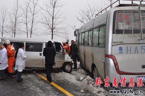 三穗縣路段發生一起交通事故 一人被困(圖)