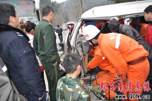 三穗縣路段發生一起交通事故 一人被困(圖)