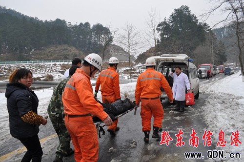 三穗縣路段發生一起交通事故 一人被困(圖)