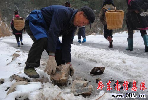 雪凝公路上一個老人忙碌的身影(圖)