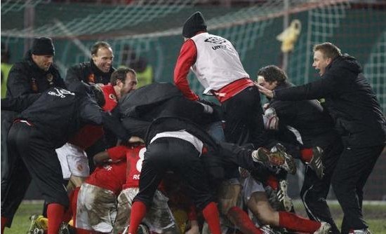 組圖:邵佳一雨夜指點江山 隊友狂歡玩疊羅漢