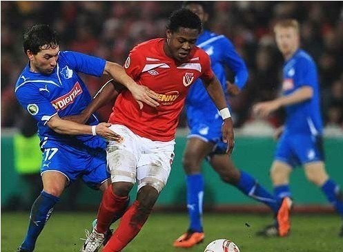 組圖:邵佳一雨夜指點江山 隊友狂歡玩疊羅漢