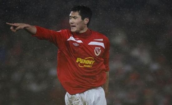 組圖:邵佳一雨夜指點江山 隊友狂歡玩疊羅漢