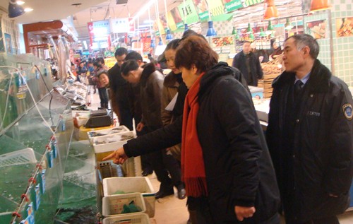 ���Դ�����_չ����ǰʳƷ��ȫ�z�鹤��(�D)