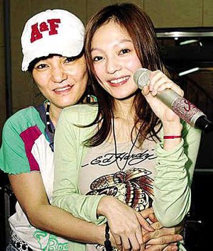 張韶涵欠稅母親打零工償還 母望女露面坐下和談