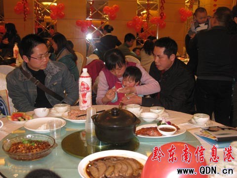 紅黃藍親子園舉行《2011新年親子音樂會》(組圖)