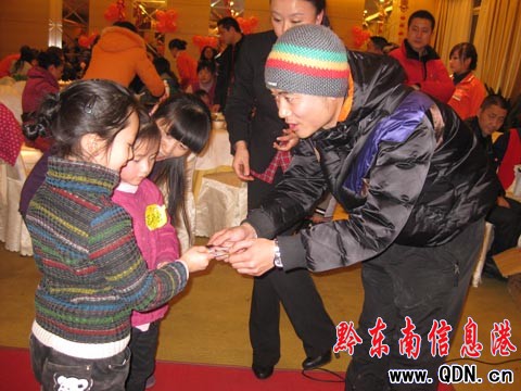 紅黃藍親子園舉行《2011新年親子音樂會》(組圖)