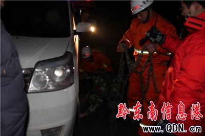 臺灣同胞被困深山 雷山消防徒步接力引出險境