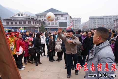 玉兔歡歌辭舊歲 劍河群眾熱熱鬧鬧過新年(圖)