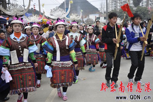 凱里民族民間蘆笙會開始 盛裝姑娘斗舞姿(圖)