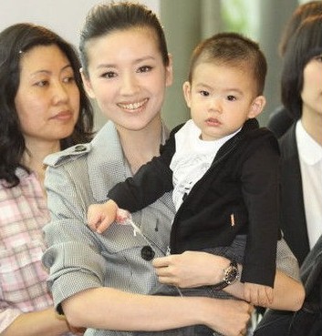 董潔為愛子慶生發(fā)背影照 欲捧兒子上春晚