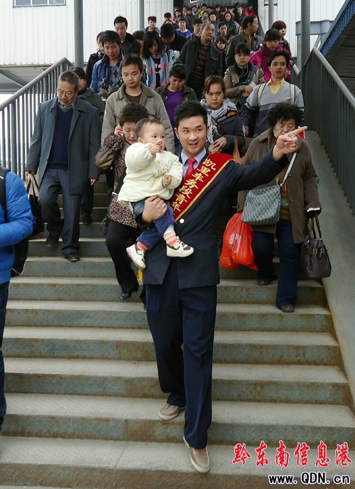 鐵路運輸部門干部職工為重點旅客服務(圖)