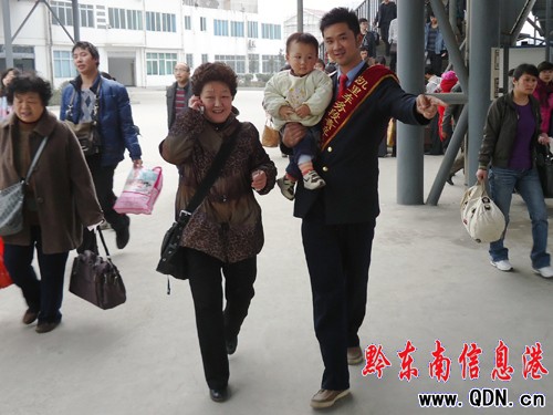 鐵路運輸部門干部職工為重點旅客服務(圖)