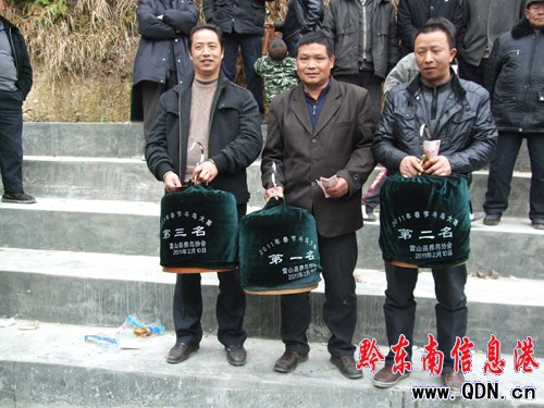 雷山舉辦春節(jié)“鳥王”滾籠爭(zhēng)霸賽(組圖)