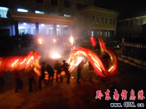 黃平龍燈舞起來 祈愿兔年福更旺(圖)