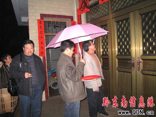 別有風味的岑鞏民間踩財門習俗(圖)