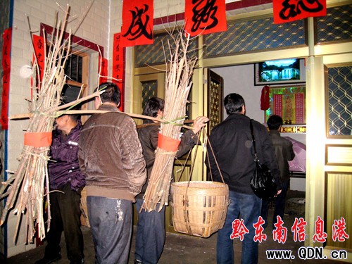 別有風味的岑鞏民間踩財門習俗(圖)