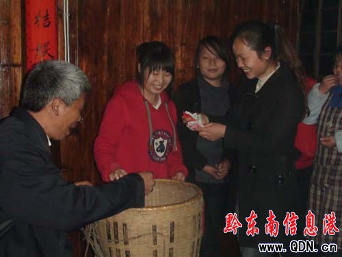 ����������ɫ�Ķ��l(xi��ng)��Y���D��