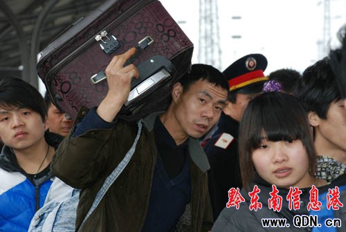 火車站迎來(lái)返回高峰上車井然有序(圖)