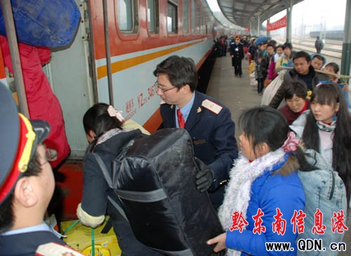 火車站迎來(lái)返回高峰上車井然有序(圖)