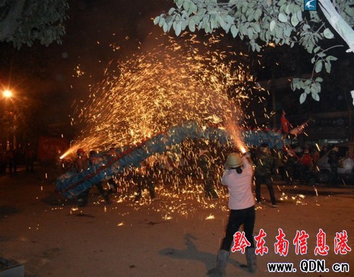 臺江元宵節舞龍噓花--勇敢者的游戲(圖)