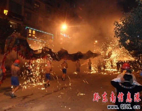 臺江元宵節舞龍噓花--勇敢者的游戲(圖)
