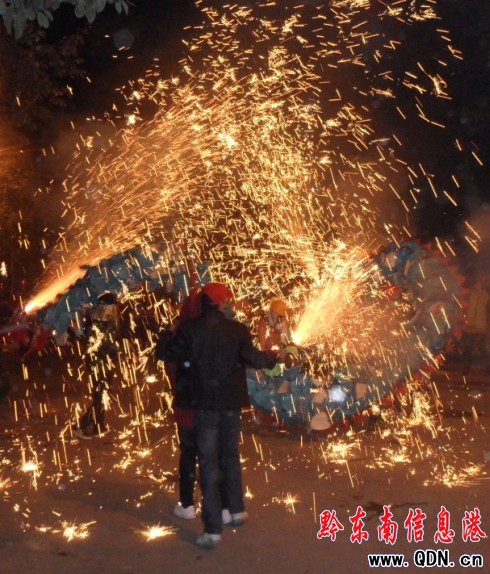 臺江元宵節舞龍噓花--勇敢者的游戲(圖)