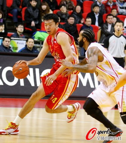 王治郅32分8籃板八一勝青島 查爾斯空砍45分