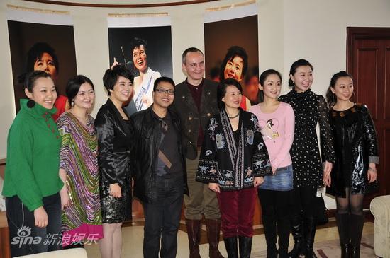 欄目組與龔琳娜合影