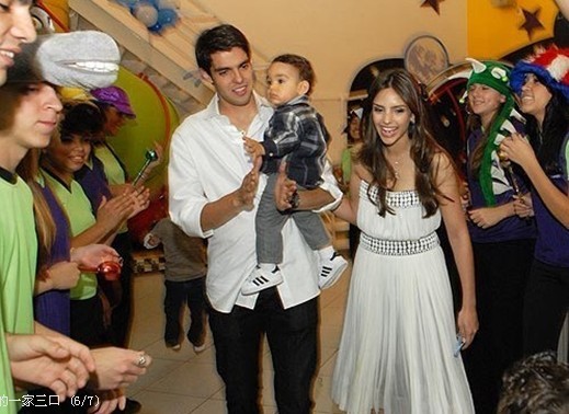 卡卡嬌妻懷孕拍知性寫真 豹紋禮服風(fēng)韻美(圖)